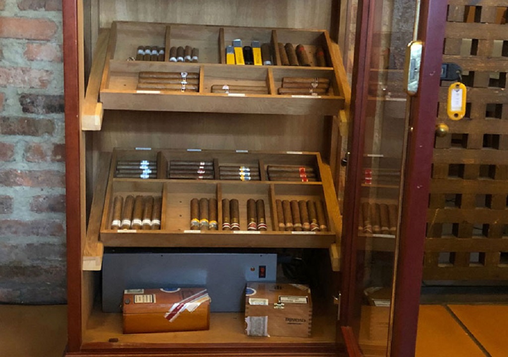 Club de fumadores en El Llagar de titi